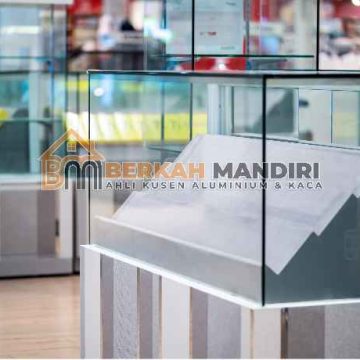 Custom Display Kaca Jakarta desain minimalis untuk toko modern